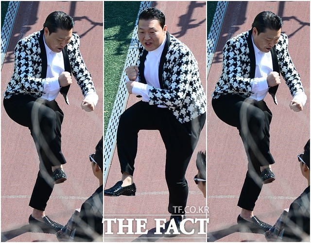 동료 댄서들에게 다양한 동작을 공개하는 싸이.