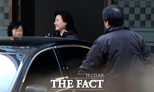 서미경 씨는 유원실업 사무실이 있는 것으로 알려진 M 빌딩 방문 후 밝은 표정으로 차를 타고 있다. 서 씨와 딸 신유미 씨는 유원실업 지분 60%, 40%를 각각 보유하고 있다.