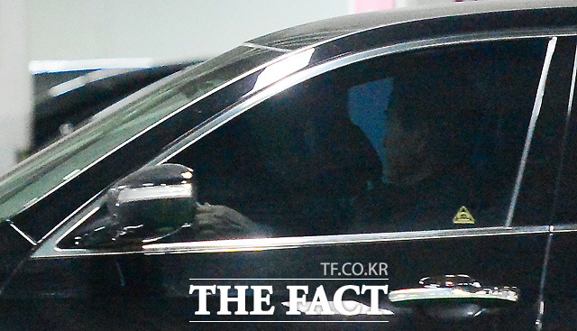 알츠하이머병을 앓고 있는 것으로 알려진 라 전 회장이 차량 운전석에 탑승해 주차장을 빠져나갔다.