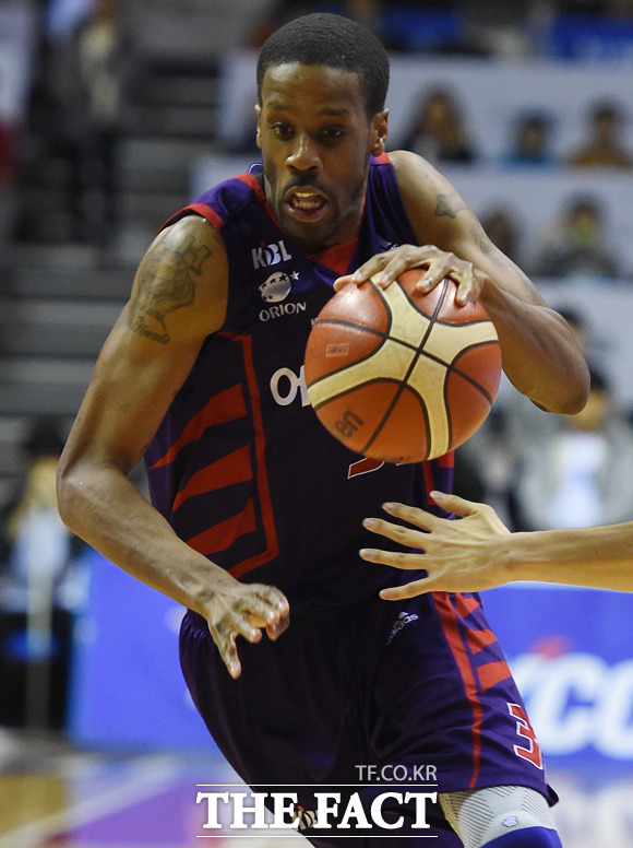 1승 1패 오리온이 19일 전주체육관에서 열린 2015~2016 KCC 프로농구 챔피언결정전(7전 4선승제) 2차전에서 99-71로 승리했다. / 더팩트 DB