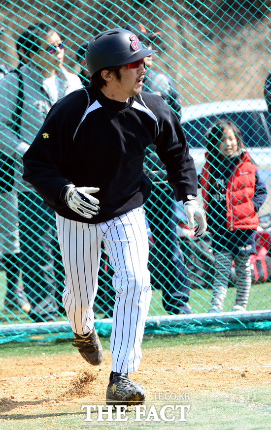 미국 여행중 지주막하출혈로 현지에서 긴급히 뇌수술을 받고 지난달 3일 극비리에 귀국한 배우 안재욱이 <더팩트> 카메라에 포착됐다. 7일 오후 경기도 양주시 삼상리 연예인야구장에서 열린 제4회 우수연예인 초청야구대회에 재미삼아 연예인 구단의 선발멤버로 출전한 안재욱을 만날 수 있었다. /양주=남윤호 기자