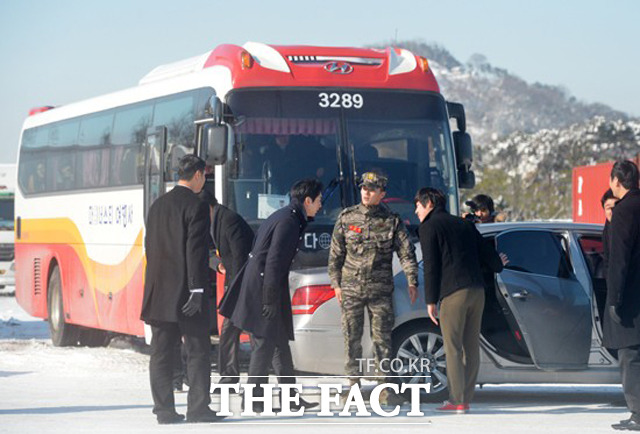 이제 전 가보겠습니다-오산휴게소를 떠나는 현빈.