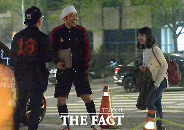 비주얼 가수가 나오셨다~ 모자부터 재킷, 바지, 운동화까지 올블랙을 선택한 김범수는 숫자 로고 프린트로 자칫 심심할 뻔한 패션에 포인트를 더했다.