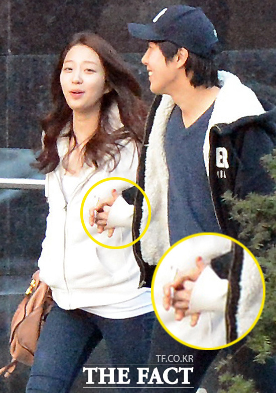 장범준이 여자친구의 손을 꼭 붙잡고 길을 걸으며 환하게 웃고 있다./임영무 기자