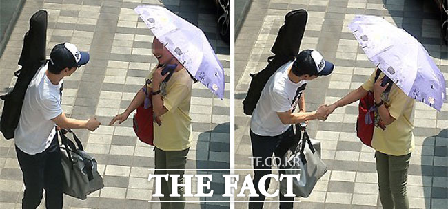 무한도전 멤버들을 만나러 가던 유재석이 지나가는 시민의 악수요청에 응하고 있다. 여전히 유쾌한  악수 인사에 시민들도 유재석을 반겼다./ 이새롬 기자