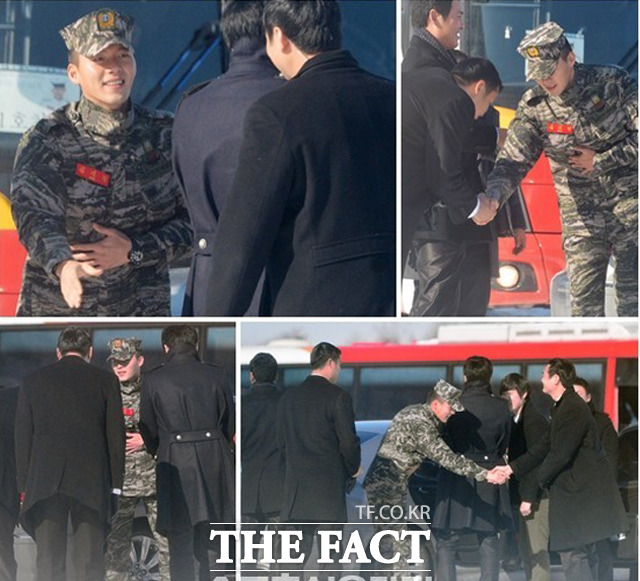 배우 현빈이 행사 진행을 맡은 경호업체 직원들과 인사하고 있다.