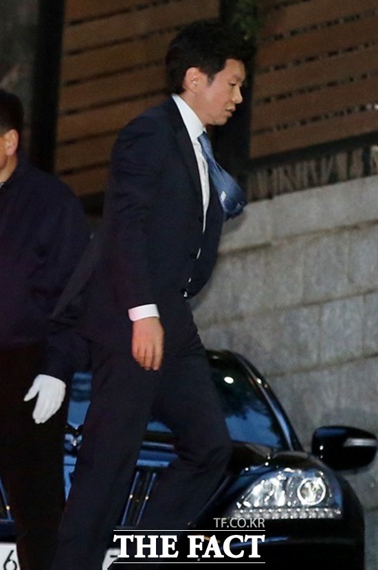 정몽규 현대산업개발 회장은 지난 18일 일본으로 출국해 20일 열린 정주영 명예회장의 기일에 불참함으로써 재계 호사가들의 입방아에 오르내리고 있다. 사진은 2013년 정주영 명예회장의 제사에 참석하는 정몽규 회장. / 더팩트DB