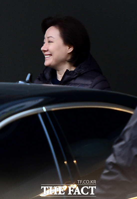 서미경 씨가 최근 세입자들과 월세 인상 갈등을 겪은 반포동 M빌딩을 방문하고 있다. 이 빌딩에는 서 씨가 지분 60%를 보유한 유원실업이 입주한 것으로 알려졌다./반포=문병희 기자