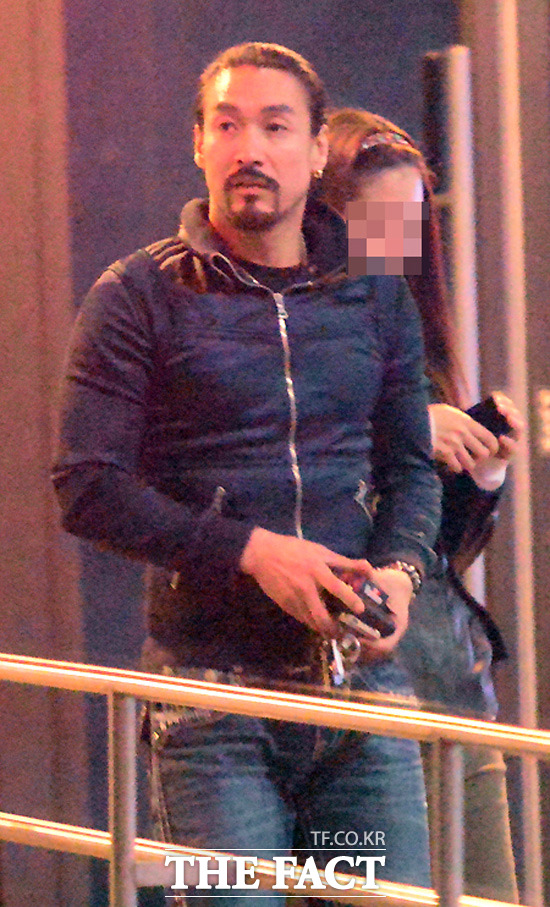 브라운관의 모습과 별반 다를 바 없는 수염 기른 테리우스.