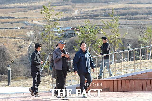 경북 봉화로 이사한 정봉주 전 의원이 지역 농민회 회원들과 함께 걷고 있다.