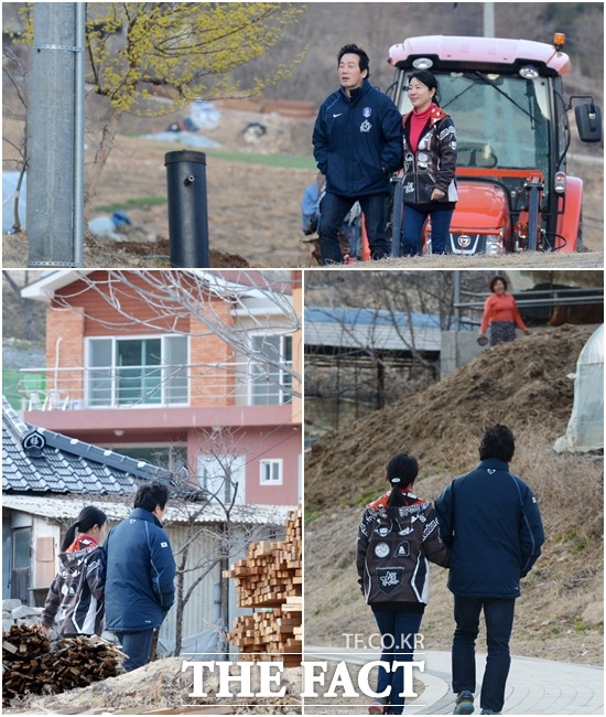 집으로 향하는 정봉주 전 의원 부부. 정 전 의원은 아내, 딸과 함께 가족이 모두 봉화로 이사했다. 귀농에 대해 가족의 반대가 없었냐는 취재진의 질문에 정 전 의원은 가족들이 불평없이 모두 따랐다. 지금 이 생활에 만족한다고 말했다.