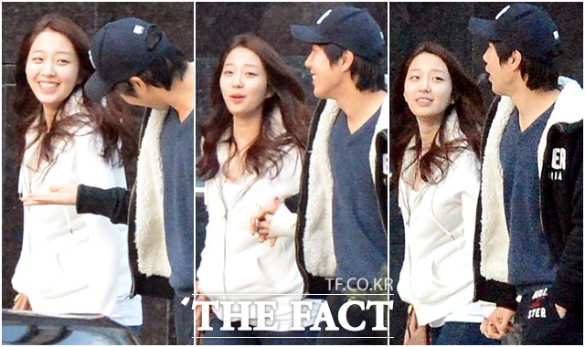 장범준이 여자친구와 손을 잡고 걸어가고 있다./임영무 기자