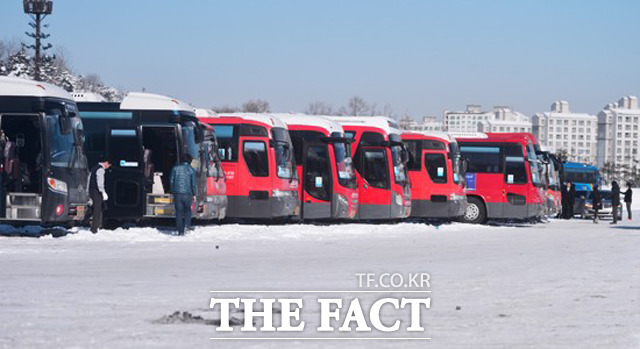 현빈씨 빨리 오세요~-팬들을 태운 관광버스 15대가 오산휴게소에서 현빈을 기다리고 있다.