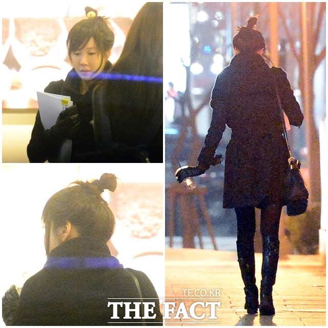 이지아가 시놉시스를 품에 안고 집으로 향하고 있다.