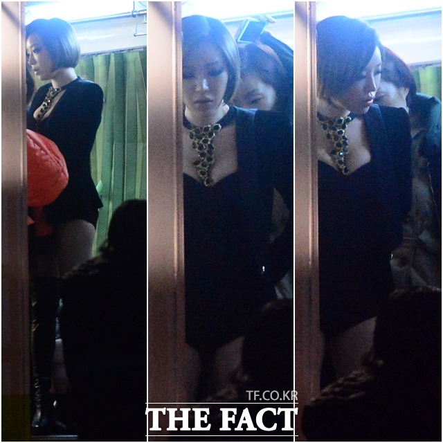 가인이 뮤직비디오 의상으로 갈아입은 뒤, 촬영을 위해 나설 준비를 하고 있다.