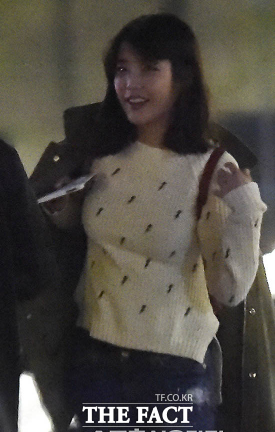 대학생 같은 아이유~ 아이유는 흰색 스웨터와 스키니진, 검은 앵클부츠와 카키색 야상점퍼, 빨간 가방을 포인트로 새내기 대학생 같은 캠퍼스룩을 완성했다.