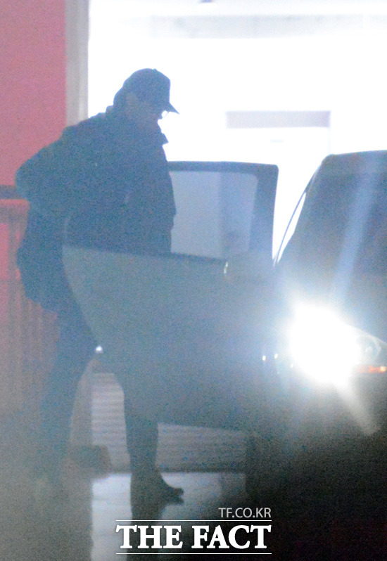 7일 오후 공익근무요원으로 근무하는 배우 강동원이 서울시 보건환경연구원에서 퇴근하는 모습을 <더팩트> 카메라가 포착했다. 강동원이 연구원 지하주차장에서 본인 차량 뒷좌석에 오르고 있다. /임영무·문병희 기자