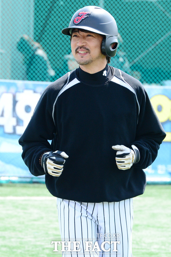 볼 넷 출루, 쑥스럽네- 첫 타석에 들어선 안재욱이 상대팀 투수가 볼 넷을 던져 기분좋게 출루하고 있다.