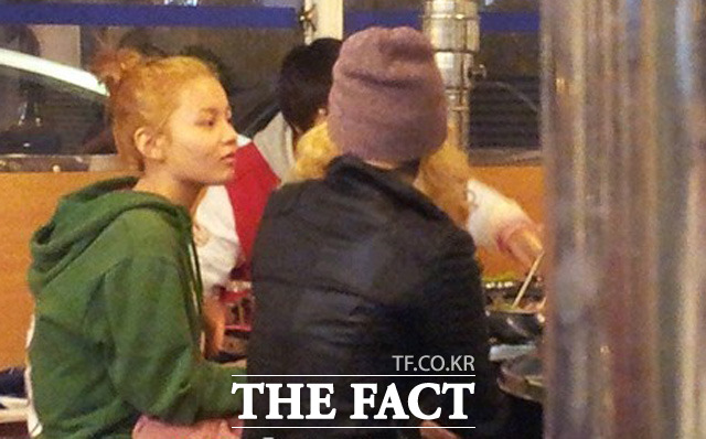 홍대 인근 고깃집에서 자축 고기 파티를 하고 있는 이하이./<더팩트> 독자