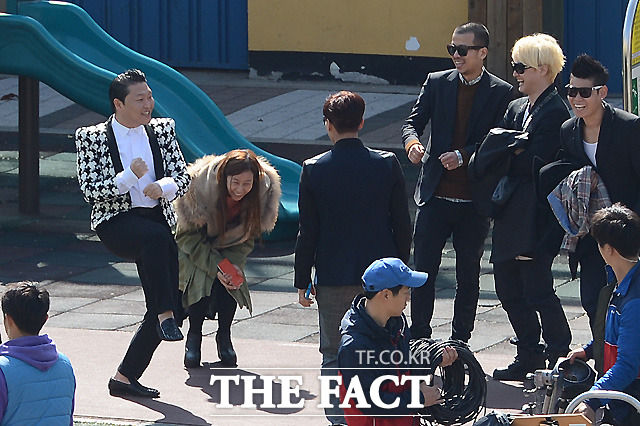 동료들 사이에서도 코믹댄스로 분위기 살리는 싸이.