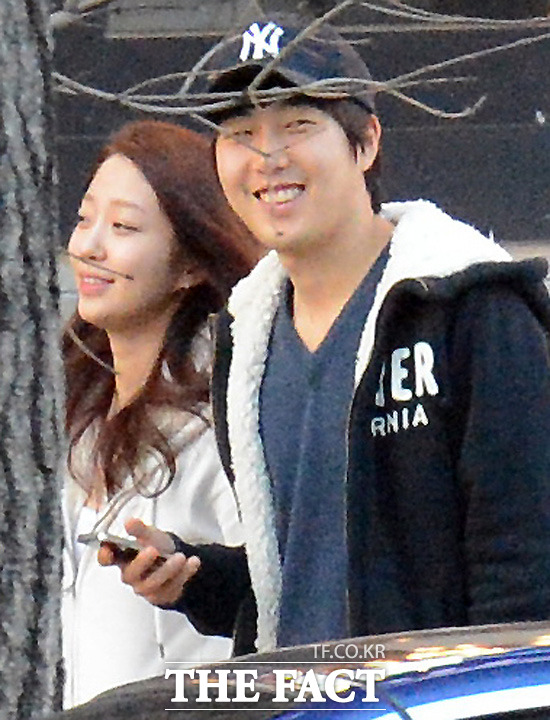 버스커 장범준이 청순한 외모의 여자친구와 데이트를 하고 있다./ 임영무 기자