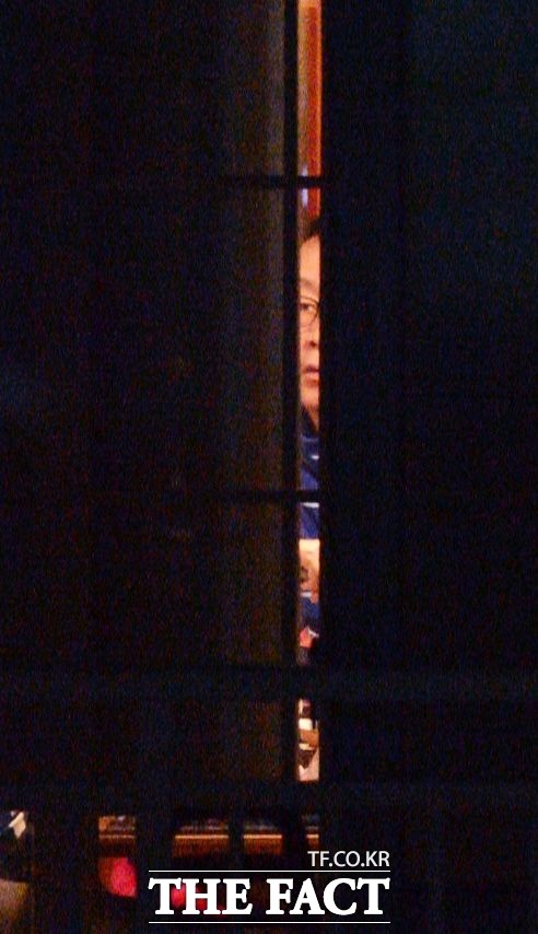 잠적한 윤창중 전 청와대 대변인이 17일 밤 경기도 김포시 자택에서 식사를 하면서 술을 마시고 있다. /김포=이효균 기자