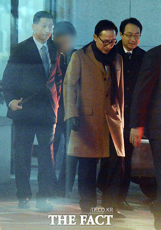 퇴근길의 MB 퇴근하는 이 전 대통령 곁에는 이명박 그림자로 알려진 임재현 비서관이 동행했다.