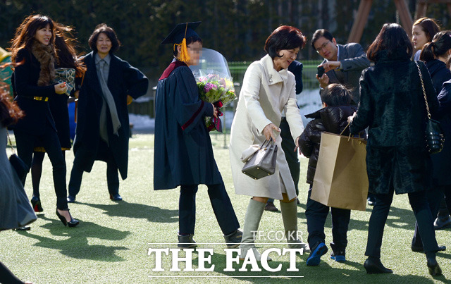 홍라희 리움미술관 관장이 전 며느리인 임세령 대상 상무와 손자 졸업식에서 상봉했다.