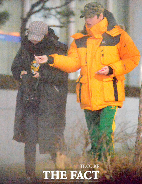 이장우(오른쪽)가 오연서에게 껌을 건내면서 대화를 나누고 있다.