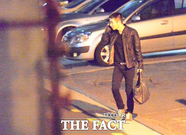 이특이 누군가와 전화 통화를 하고 있다.