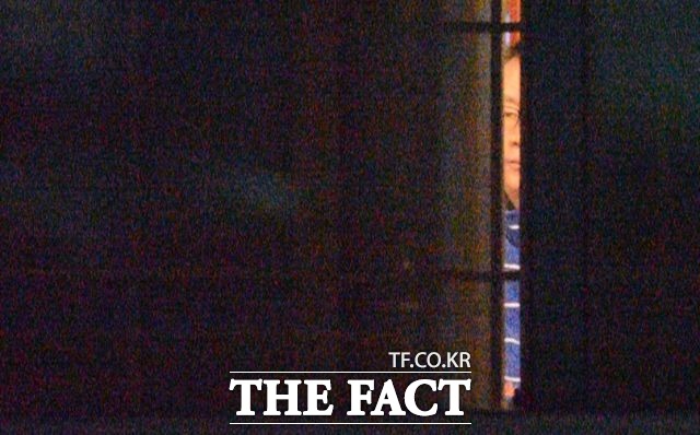 윤 전 대변인과 그의 아내가 마주 앉아 저녁 식사를 하고 있다./김포=이효균 기자