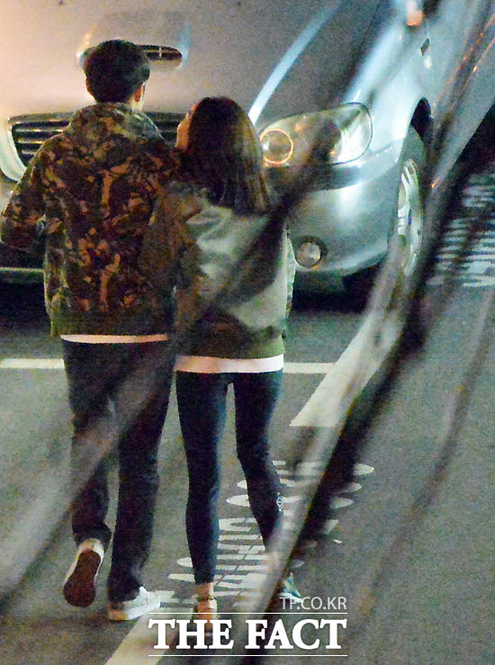 천정명이 여자 친구 A씨(오른쪽)와 거리를 걸으며 평범한 데이트를 즐기고 있다. /문병희 기자