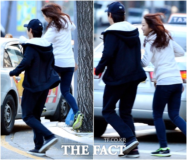 장범준이 여자친구와 커플룩 차림으로 길거리를 걷고 있다./임영무 기자