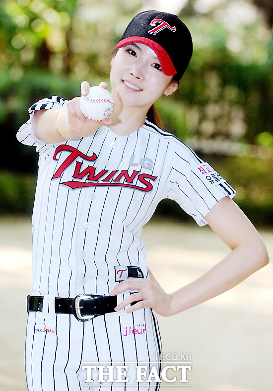 지난해 LG 트윈스 유니폼을 완벽하게 갖춰입고 시구를 해 화제를 모았던장지은이 <더팩트>에 결혼한다고 처음 알렸다. /노시훈 기자