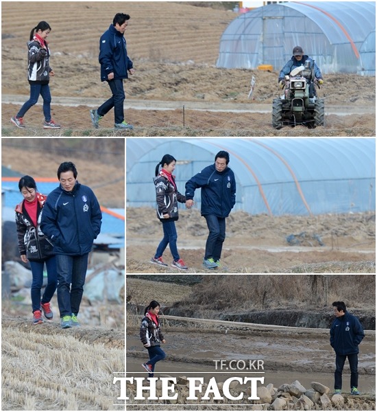 정봉주 전 의원이 아내 송지영 씨와 함께 다정하게 논두렁을 걷고 있다.