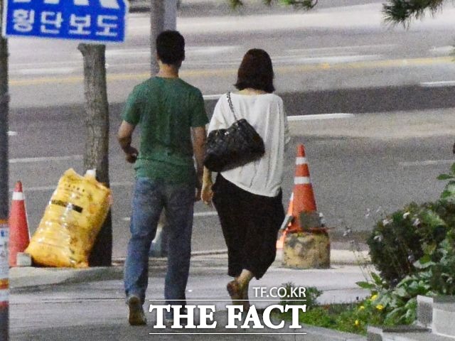 사귄 지 2년이 넘은 그들은 편안한 분위기를 자아내며 데이트를 즐기고 있다.
