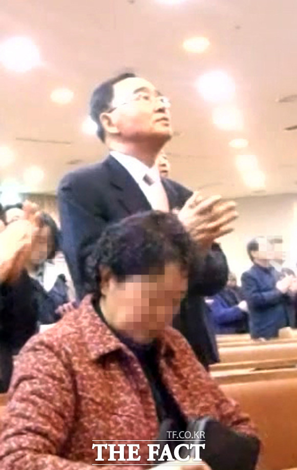 오는 20일 인사청문회를 앞두고 있는 정홍원 국무총리 지명자가 주말을 맞은 17일 경기도 분당의 H교회에서 예배를 드리는 모습이 본지 카메라에 포착됐다./분당=임영무 기자