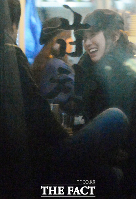 이지아가 지인들과 함께한 식사 자리에서 환하게 웃고 있다.