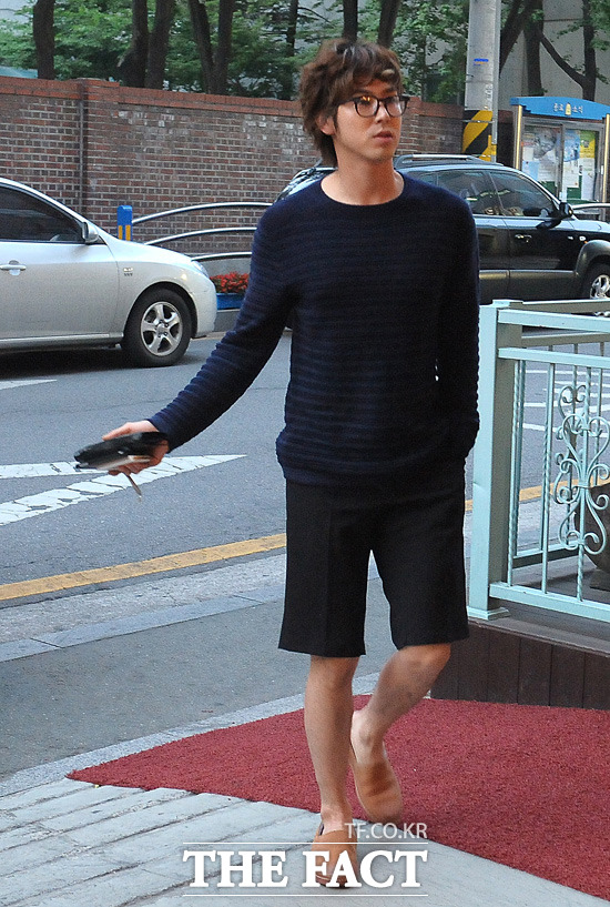 슈즈는 에스파드류가 대세인 걸로~…레드카펫을 걷는 듯한 유노윤호./ 이새롬 기자