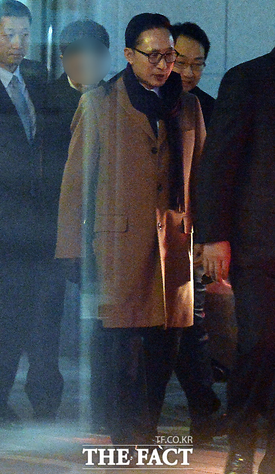 MB의 퇴근길 패션 깔끔한 황갈색 코트에 검정색 목도리와 장갑을 착용한 MB.