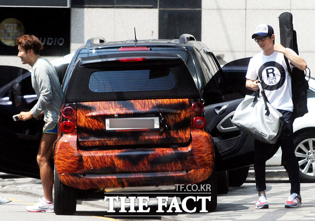 홍카를 타고 사이좋게 연습실에 도착한 유재석(왼쪽)과 노홍철. /이새롬 기자