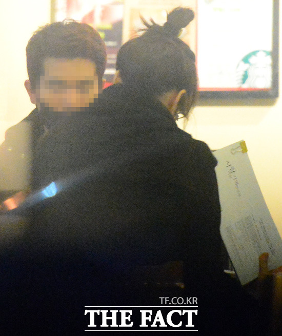 이지아가 다음 작품 선정을 위해 시놉시스를 검토하고 있다.