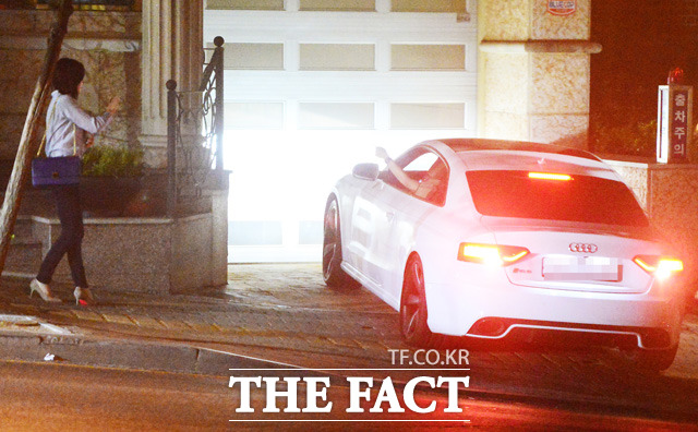 마사지 숍에서 나온 뒤 기성용은 자신의 차로 한혜진을 집까지 바래다 줬다. 집 앞에서 20분 가량 대화를 나눴으며 한혜진은 헤어지는 것으로 못내 아쉬워하며 기성용에게 손인사를 했다.