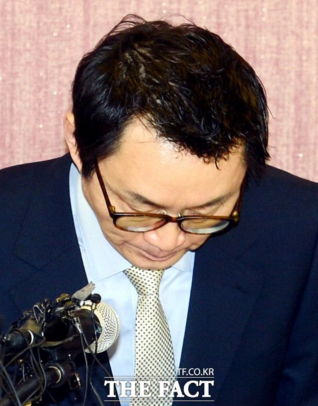 윤 전 대변인은 지난 5월 11일 기자회견을 갖고 자신을 둘러싼 성추행 의혹을 부인한 후 자취를 감췄다. 그 후 6개월여 만인 17일 자택에서 칩거 중인 모습이 <더팩트> 카메라에 단독으로 잡혔다./더팩트DB