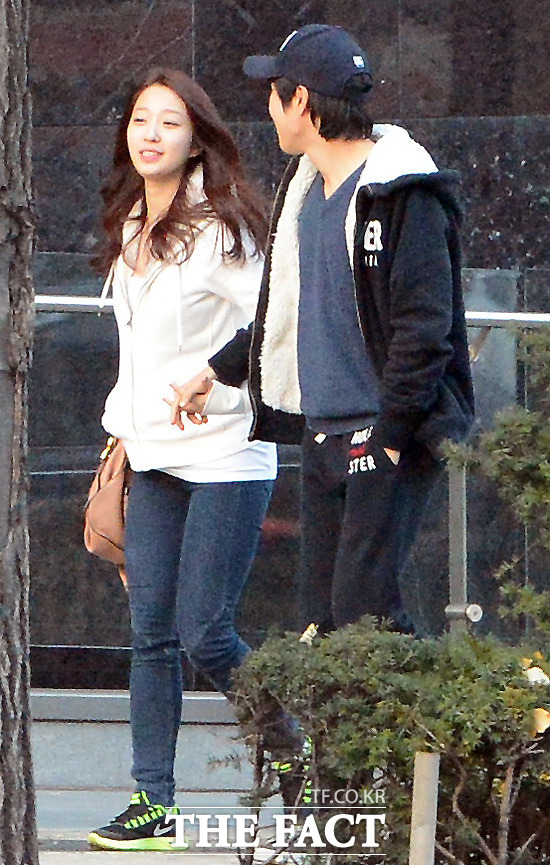 장범준이 여자친구와 커플룩 차림으로 길거리를 걷고 있다./임영무 기자