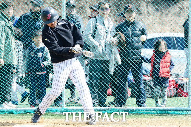 맞았다!-타석에 선 안재욱이 안타를 치는 장면을 팬들이 관심있게 지켜보고 있다.