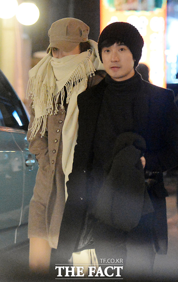 박하선(왼쪽)이 류덕환의 팔짱을 끼고 한밤의 데이트를 즐기고 있다./배정한 기자