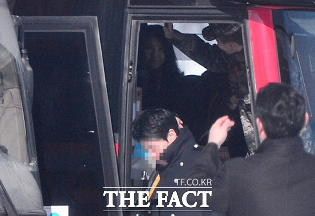 필승! 전역을 명 받았습니다-팬들에게 인사하는 현빈.