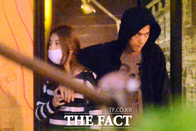어깨 손! 손가락 꼼지락~ 수지(왼쪽)가 성준의 어깨 스킨십이 싫지 않은 듯 그의 손을 만지작거리고 있다. /임영무 기자