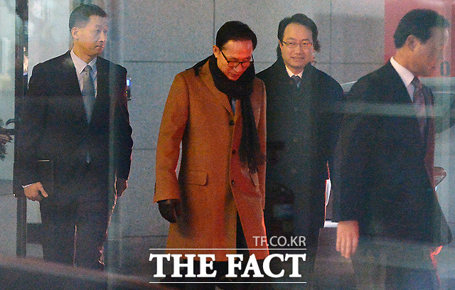 경호를 받으며 사무실을 나서는 MB
